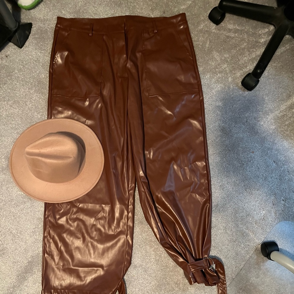 Faux leather pant with ankle bucket